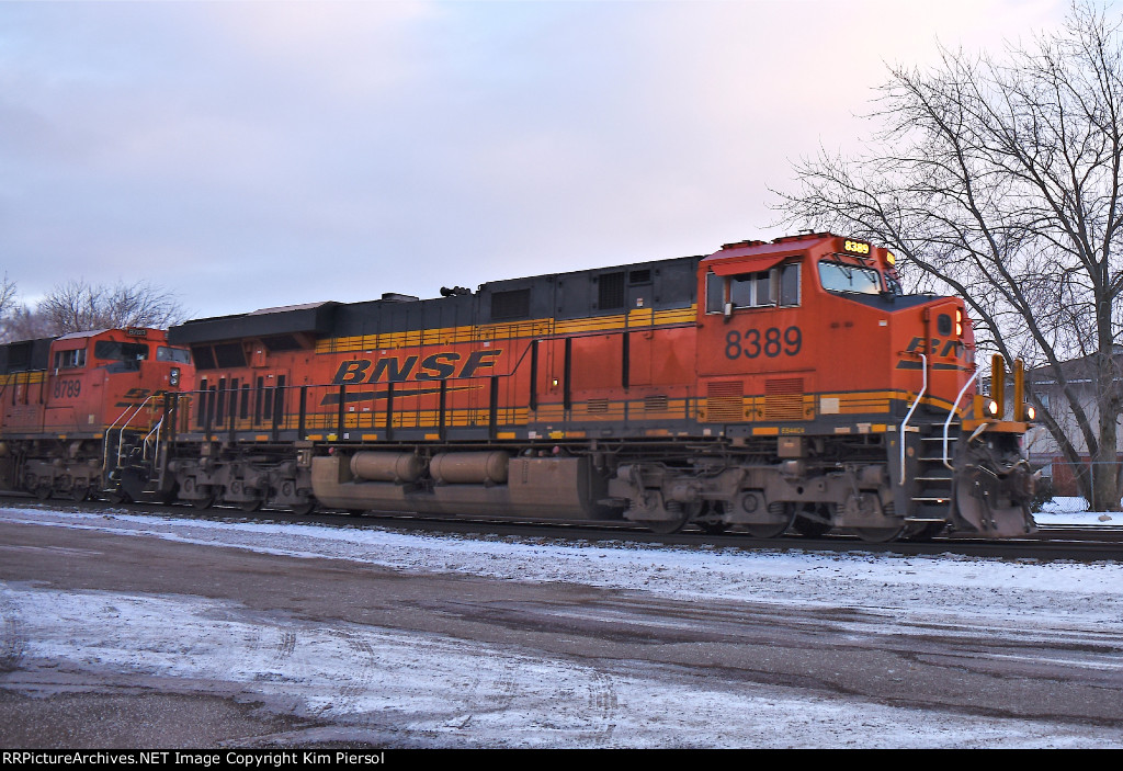 BNSF 8389